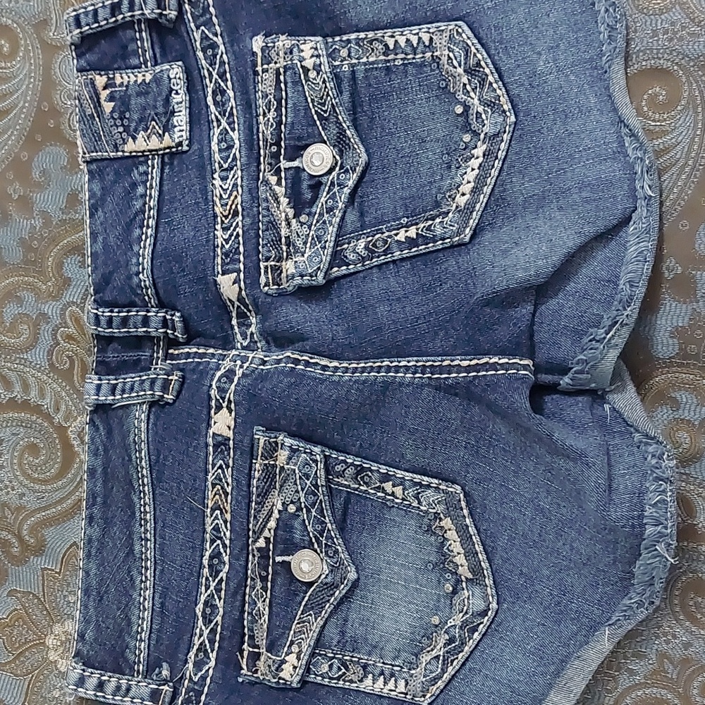 Shorts - Picture 2 of 4